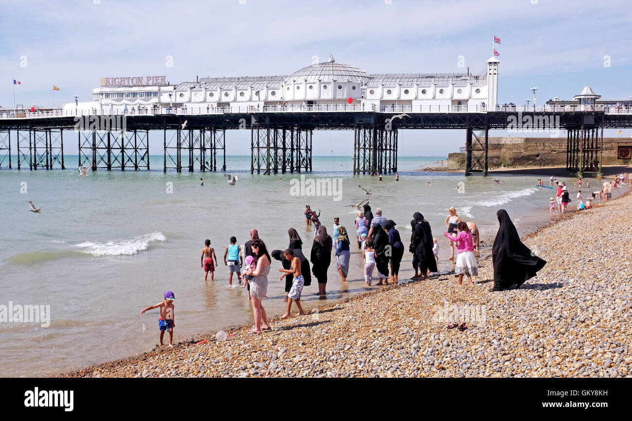 Brighton, UK. 24. August 2016. UK-Wetter: Massen strömen nach Brighton Beach auch muslimische Frauen tragen Tradition Burkas Hijabs und Chadoors in den Genuss die heiße Sonne heute mit Temperaturen über dreißig Grad Celsius erreichen, wie die Hitzewelle Wetter im gesamten südlichen Großbritannien Kredit weiter: Simon Dack/Alamy Live News Stockfoto