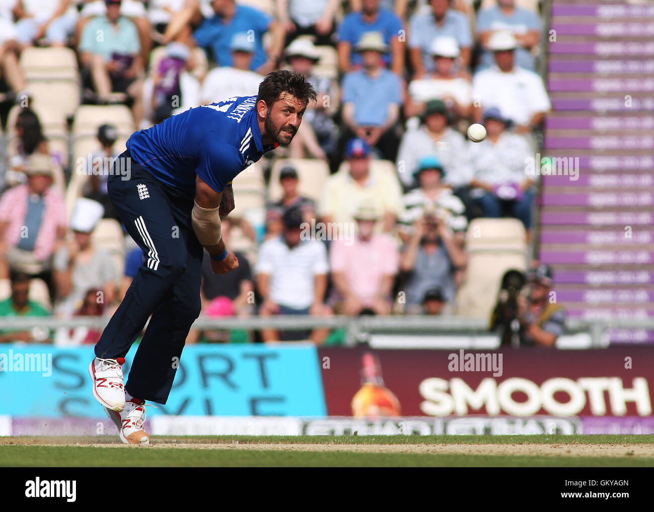 Ageas Schüssel, Southampton, UK. 24. August 2016. 1. royal London eintägigen internationalen Cricket. England gegen Pakistan. Englands Liam Plunkett Schalen Credit: Action Plus Sport/Alamy Live News Stockfoto