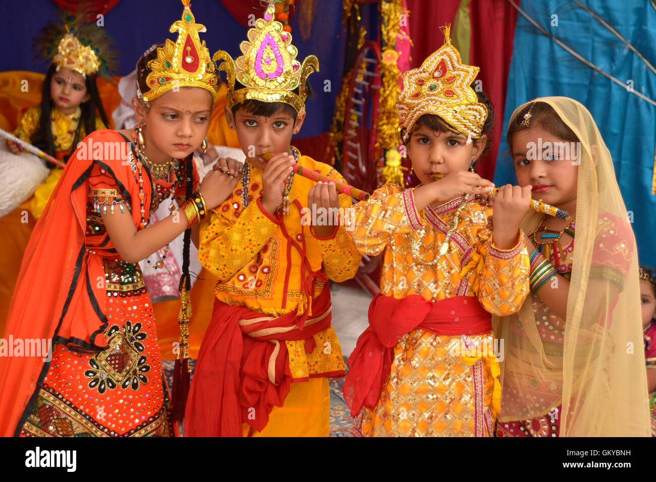 Ajmer, Rajasthan, Indien. 24. August 2016. Kinder als Lord Krishna und Radha nehmen Selfie in einer religiösen Prozession anlässlich des Janamashtami am Mi 24. august 2016, gekleidet in Ajmer, Rajasthan, Indien, Credit: Shaukat Ahmed/Alamy Live News Stockfoto