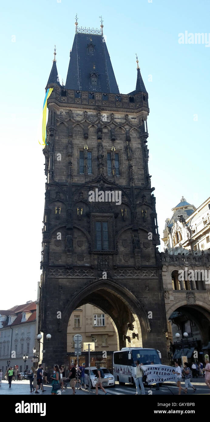 Eine Gruppe von ukrainischen Aktivisten Aufmachungen große Fahnen ukrainischen auf drei Türme in Prag, Tschechische Republik, heute auf Mittwoch, 24. August 2016, der anhaltende Krieg in der Ostukraine zu warnen. Die Aktivisten sagte, Russland und seinen Präsidenten Vladimir Putin Schuld an den Feindseligkeiten dort waren. Aktivisten aus der Gruppe gehängt Kaputin heraus die Fahnen aus dem Jindrisska Vez-Turm, der Pulverturm (Foto) und den alten Turm. Zur gleichen Zeit wurden andere Aktivisten die Banner sagen winken "Ukraine ist unsere Freiheit verteidigen! Ukraine zu verteidigen. " (CTK Foto/Karel Capek) Stockfoto