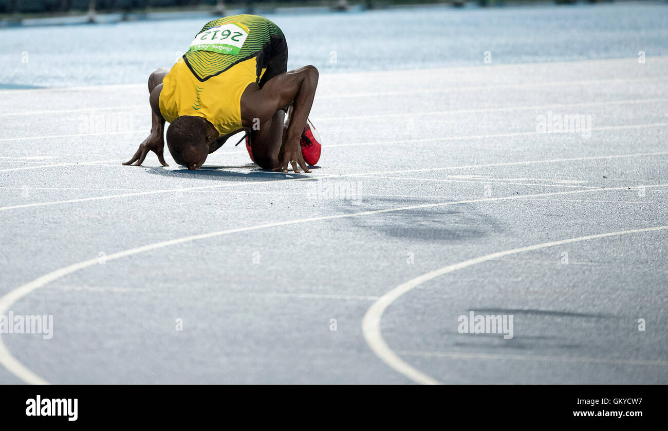 Rio De Janeiro, RJ, Brasilien. 18. August 2016. USAIN BOLT (JAM) küsst den Boden nach dem Gewinn der Goldmedaille im Herren 200m-Finale im Olympiastadion während der Spiele 2016 in Rio Olympischen Sommerspiele. © Paul Kitagaki Jr./zReportage.com/ZUMA Draht/Alamy Live-Nachrichten Stockfoto