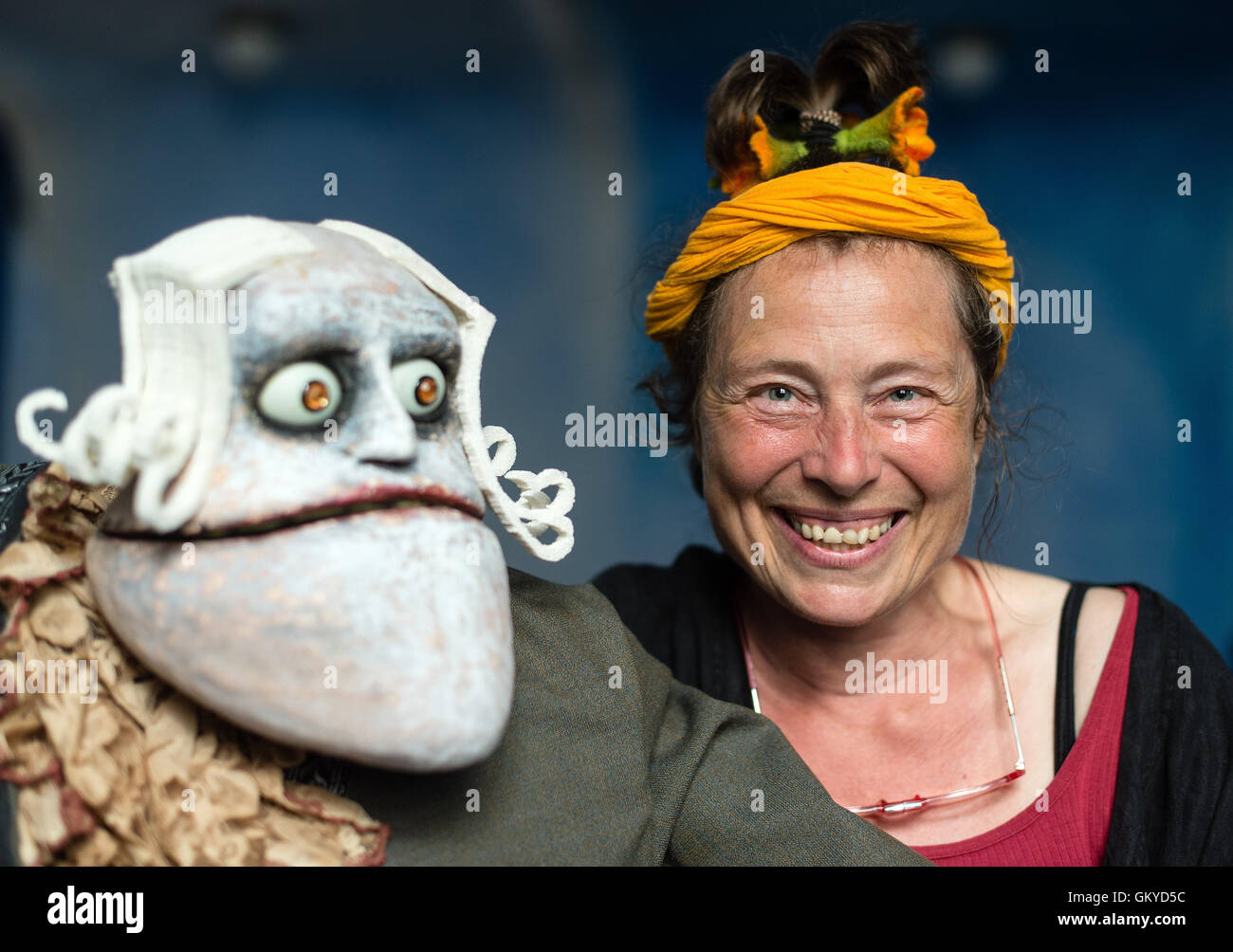 Northeim, Deutschland. 23. August 2016. Ruth Brockhausen Gründer der Theater der Nacht zusammen mit Puppe Herr Heidegger im Theatersaal des ihr Theater in Northeim, Deutschland, 23. August 2016. Während einer Konferenz von 29 August bis 4. September 2016 dauert treffen Puppenspieler aus ganz Deutschland treffen sich für Kurse, Workshops und Theateraufführungen mit verschiedenen Marionette Arten. Foto: Sebastian Gollnow/Dpa/Alamy Live News Stockfoto