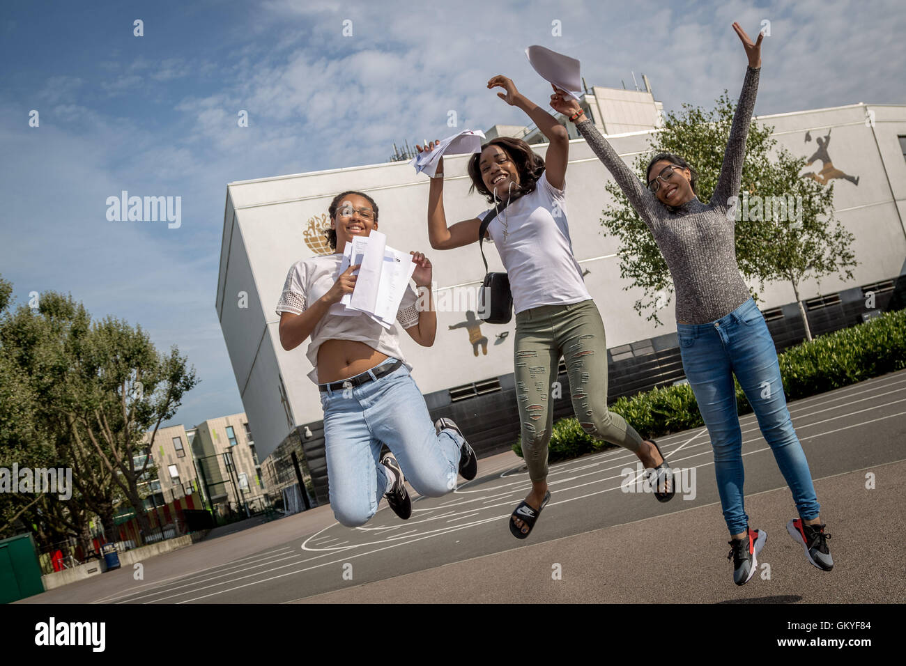 London, UK. 25. August 2016. Schülerinnen und Schüler springen vor Freude, nachdem sammeln ihre GCSE Prüfung bei Arche Globus Akademie in Süd-Ost-London Credit ergibt sich: Guy Corbishley/Alamy Live News Stockfoto