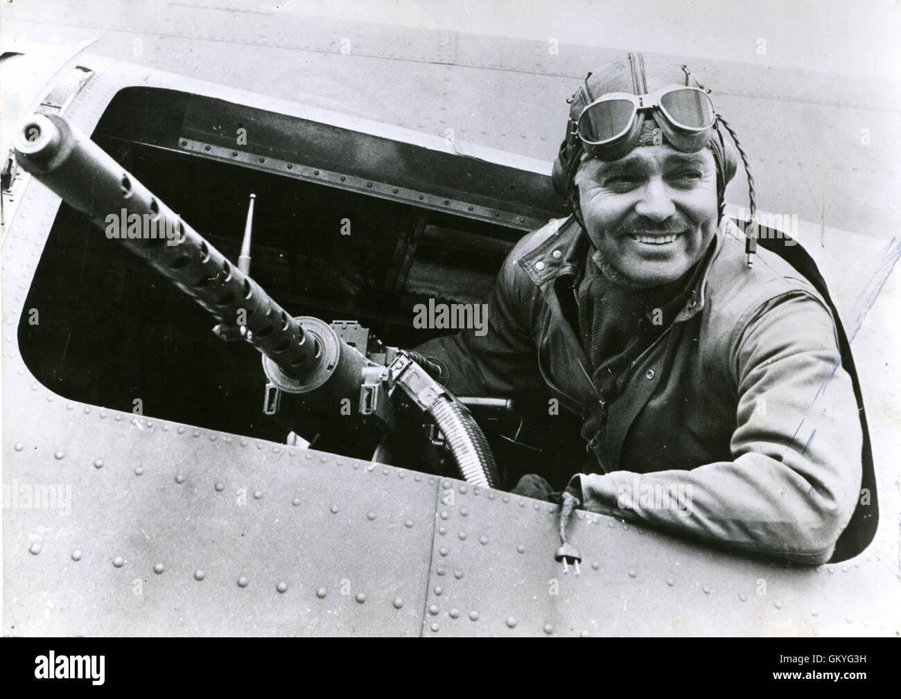 Clark Gable, ein ehemaliger Hollywoodstar Kinofilm inzwischen haben wir als Ausbilder Gunnery mit der 8. US Army Air Force in England sitzt hinter der Taille Waffe eines Flying Fortress Bomber bei einem amerikanischen Luftwaffenstützpunkt in England. Stockfoto