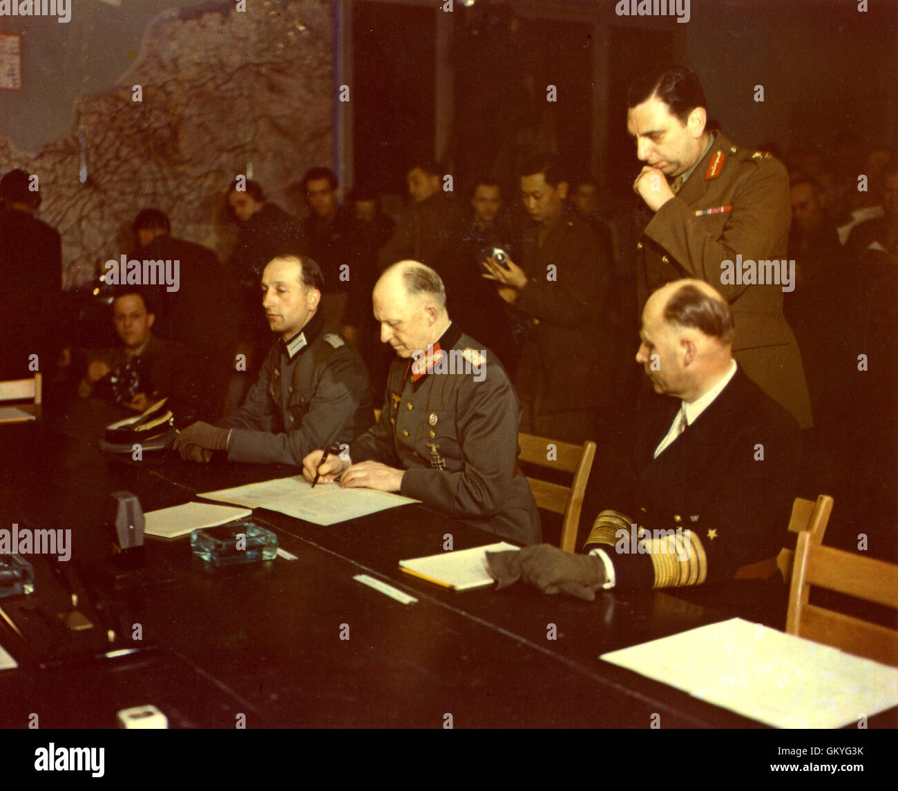 General Admiral von Friedeburg, Oberst General Gustaf Jodl, Mitglieder der deutschen Delegation. General Jodl ist nur die Artikel der bedingungslosen Kapitulation unterzeichnet. Stockfoto
