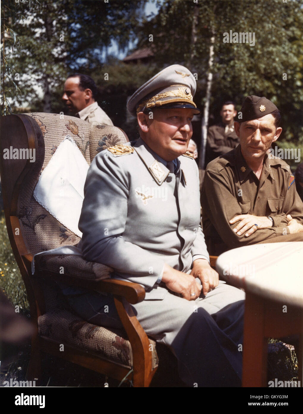 Hermann Goering Interview mit alliierten Presse nach seiner Gefangennahme durch die Alliierten. Major Paul Kubla Dolmetscher auf der rechten Seite. Stockfoto