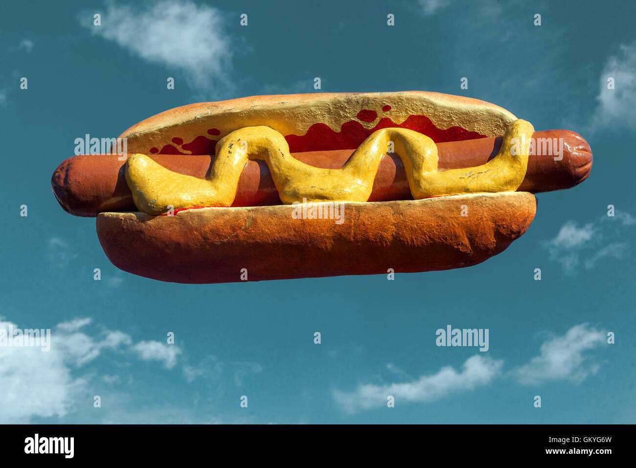 Fliegender Hot Dog blauer Himmel Hintergrund Stockfoto