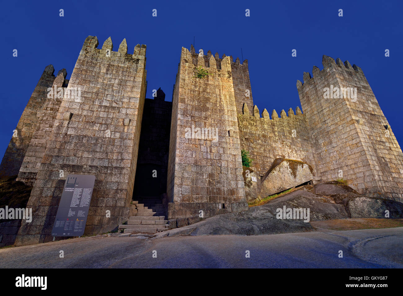 Portugal, Minho: Mittelalterliche Burg von Guimarães bei Nacht Stockfoto
