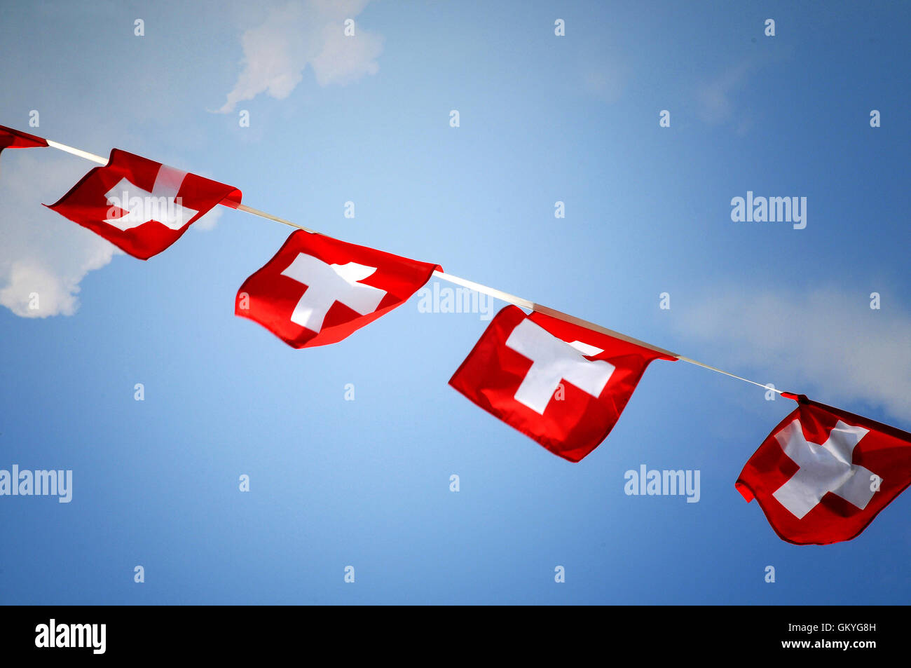 Reihe von bunten roten Girlanden mit der Schweizer nationalen Flagge im Wind Stockfoto