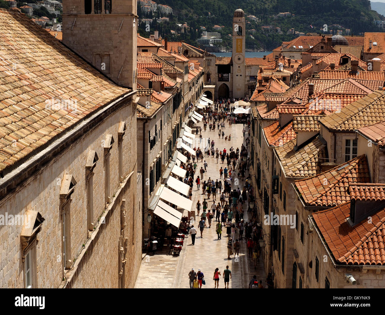 Blick über Hauptstraße Placa & Terrakotta geflieste Dächer der ummauerten Altstadt von Dubrovnik Kroatien, Orlando Säule Stockfoto