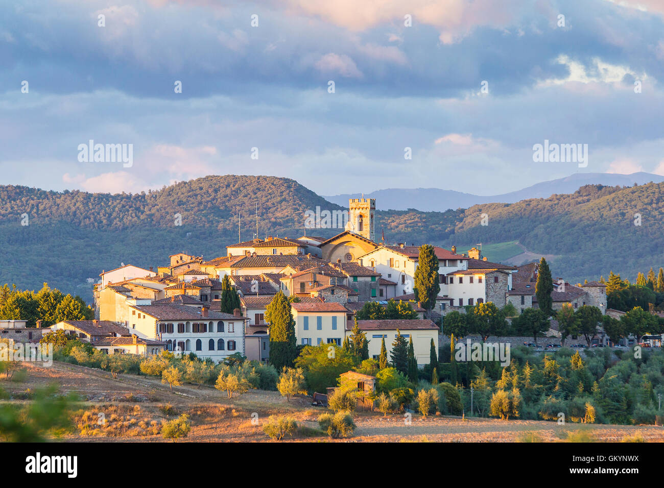 Das Dorf von Radda in Chianti bei Sonnenuntergang, Provinz Siena, Toskana, Italien. Stockfoto