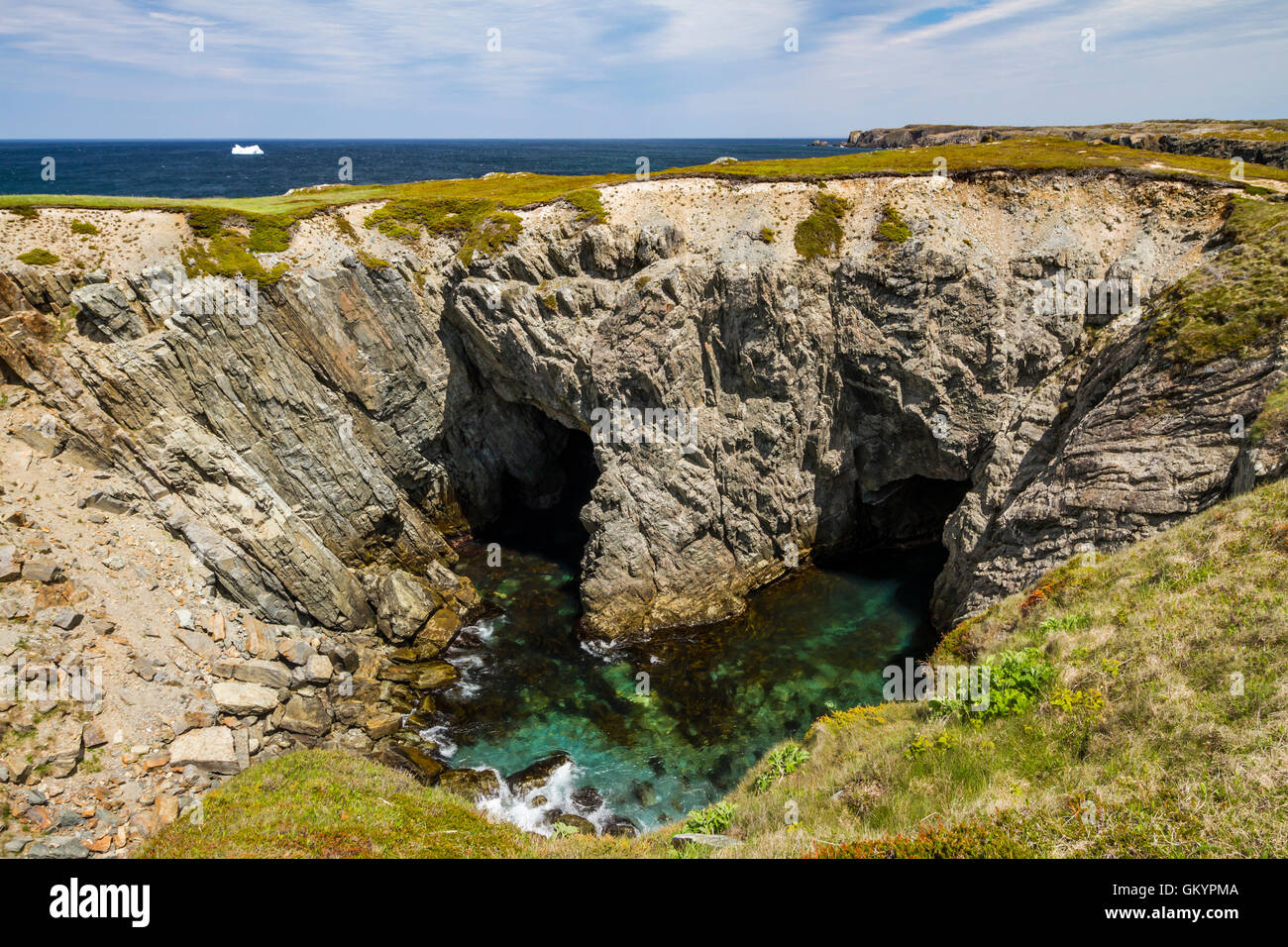 Meer Höhlen im Dungeon Provincial Park in der Nähe von Cape Bonavista, Neufundland und Labrador, Kanada. Stockfoto