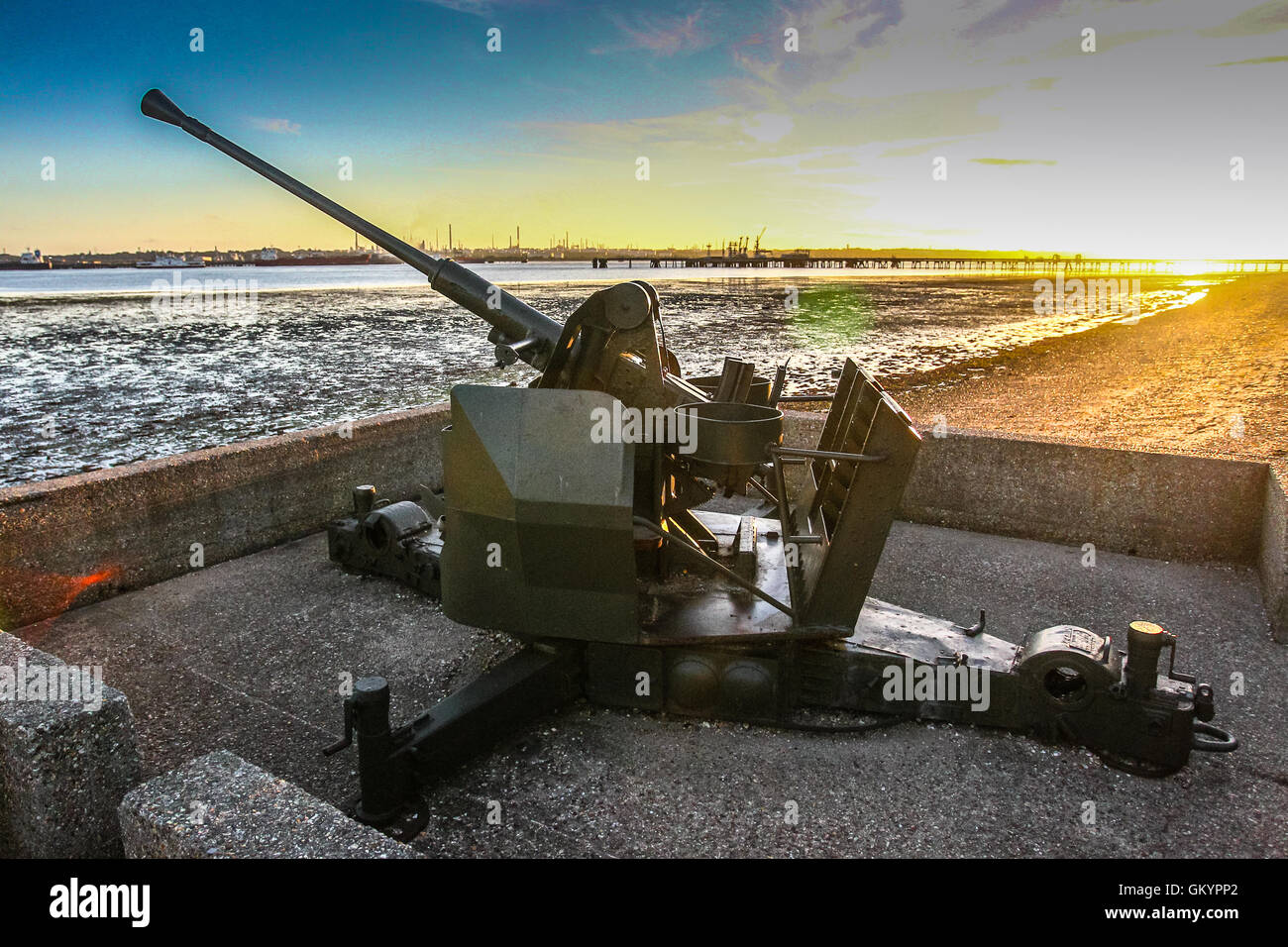 Des 2. Weltkrieges Anti-Aircraft Gewehr auf Southampton Water in Hamble gemeinsamen Stockfoto