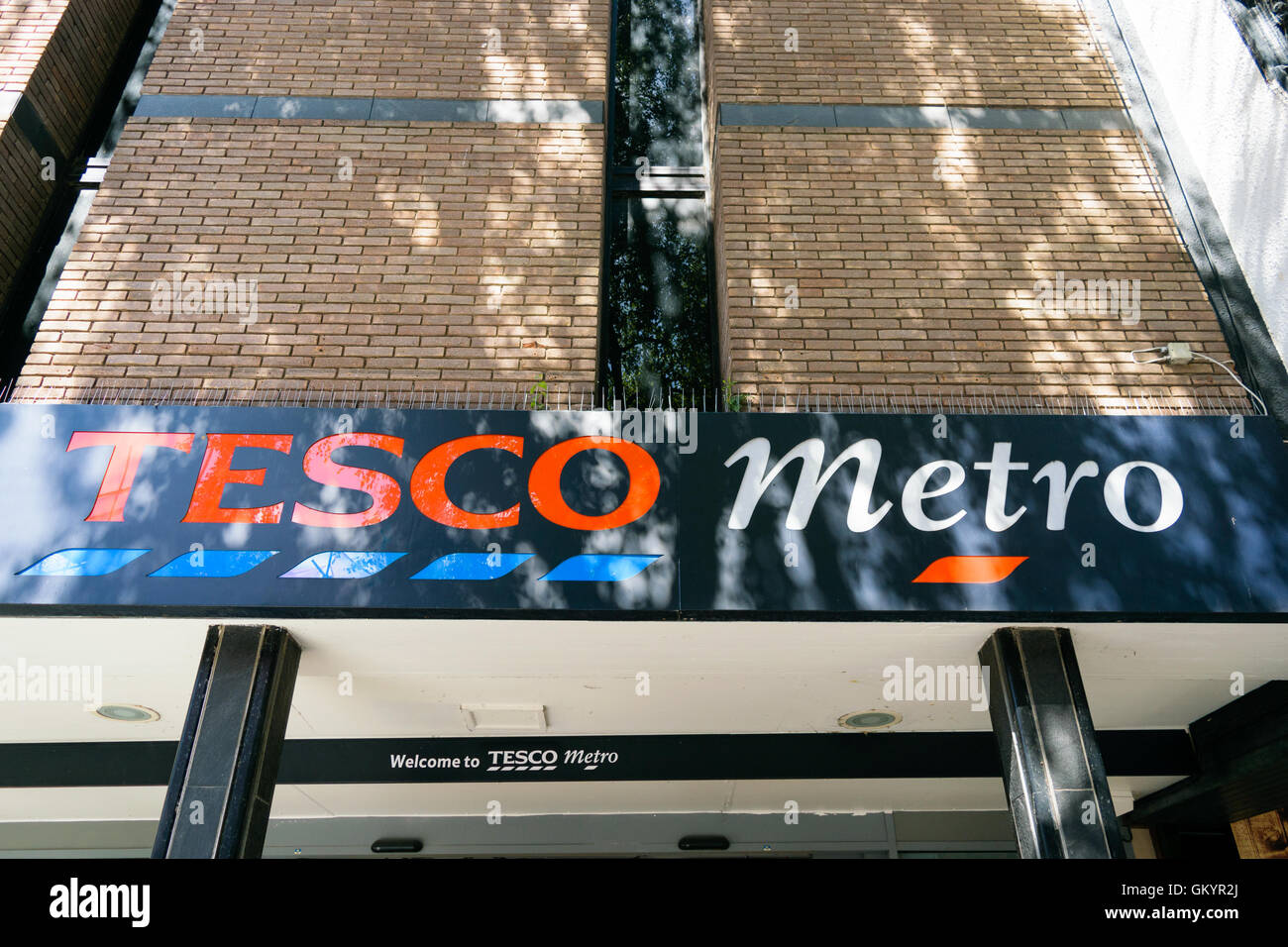 Exeter, Devon, Großbritannien - 23. August 2016: Das Vorzeichen des Tesco Metro Supermarkt auf Vorderstraße in Exeter. Stockfoto