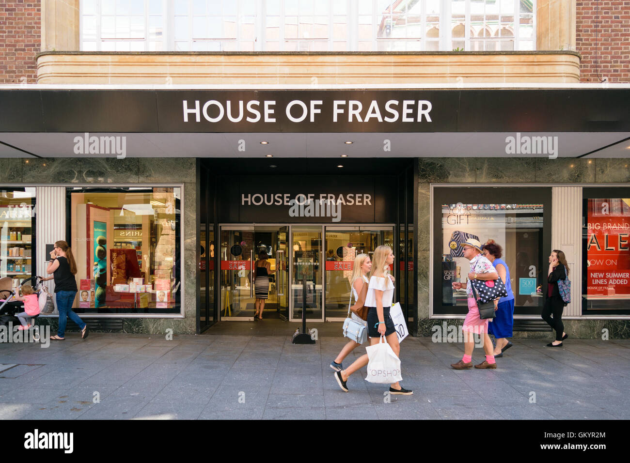 Exeter, Devon, Großbritannien - 23. August 2016: Menschen passieren von House of Fraser befindet sich an der High Street. Stockfoto