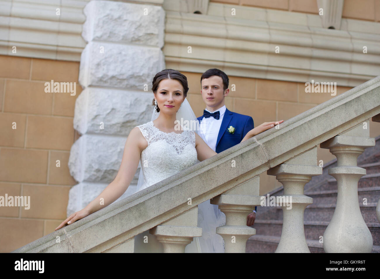 Lustige paar auf e-Sitzung. Vorbereitung für die Hochzeit Potography. Stockfoto