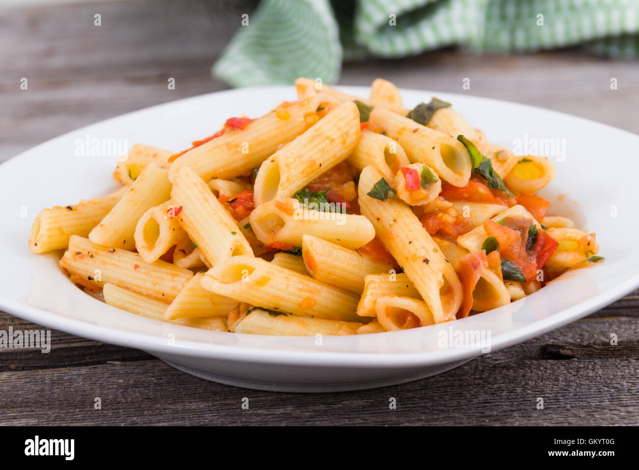 frische Tomaten und Basilikum Pasta penne Stockfoto