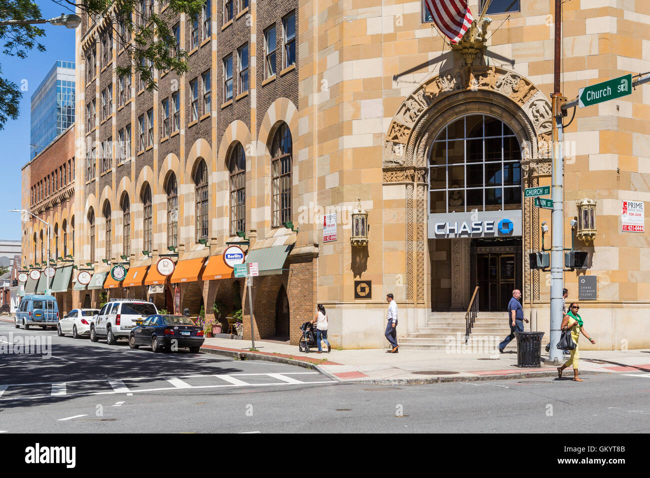 Eine Bankfiliale von Chase und Geschäfte entlang der Church Street besetzen das historische Gebäude der Anwälte in der Innenstadt von White Plains, New York. Stockfoto
