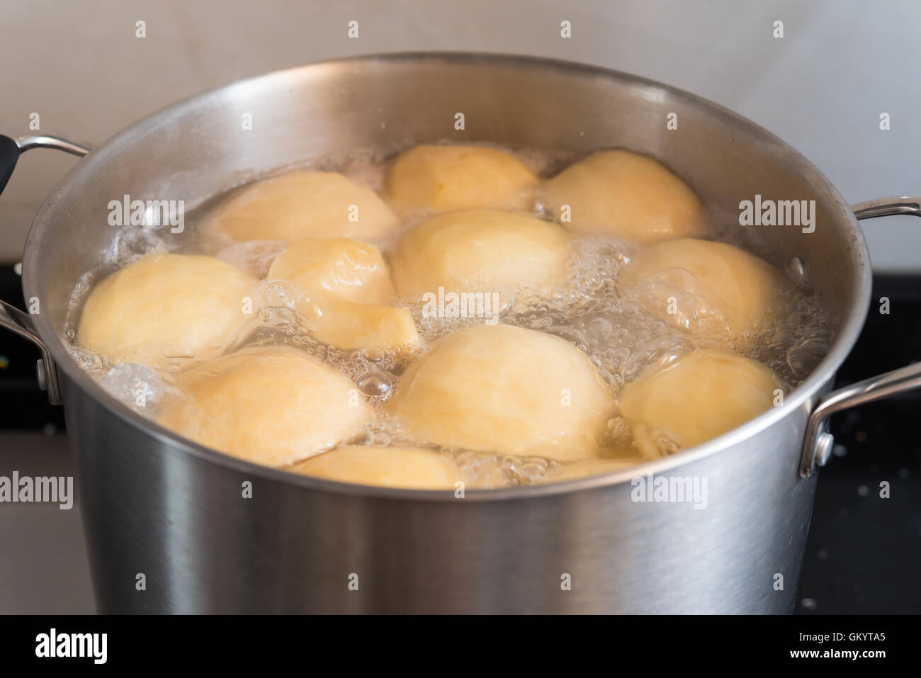 Apfel-Suppe mit Edelstahl-Topf kochen Stockfoto