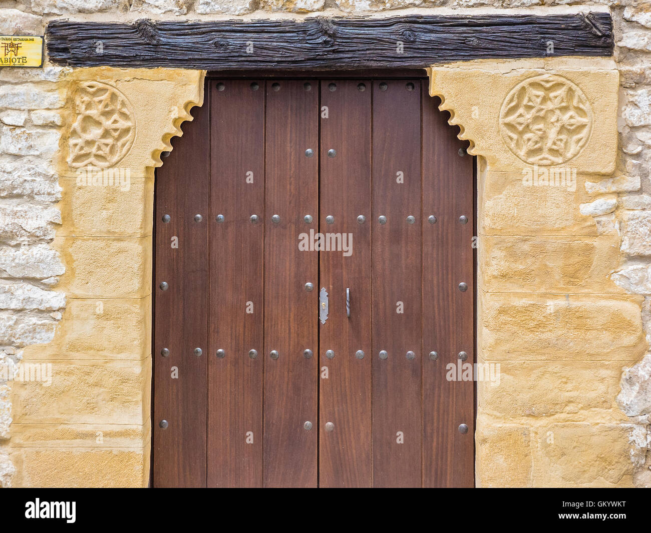 Sehr alte arabische design in Stein einen hölzernen Türsturz im historischen Viertel Albayzín in Sabiote, Spanien zu unterstützen. Stockfoto
