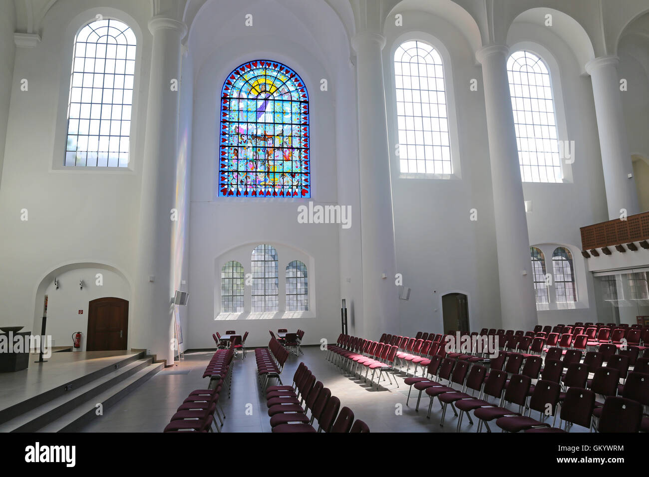 Eines der zwei Kirchenfenster von der New Yorker Pop-Künstler JAMES RIZZI (* 1950 +2011) in der Kirche Kreuzeskirche in Essen, Deutschland Stockfoto