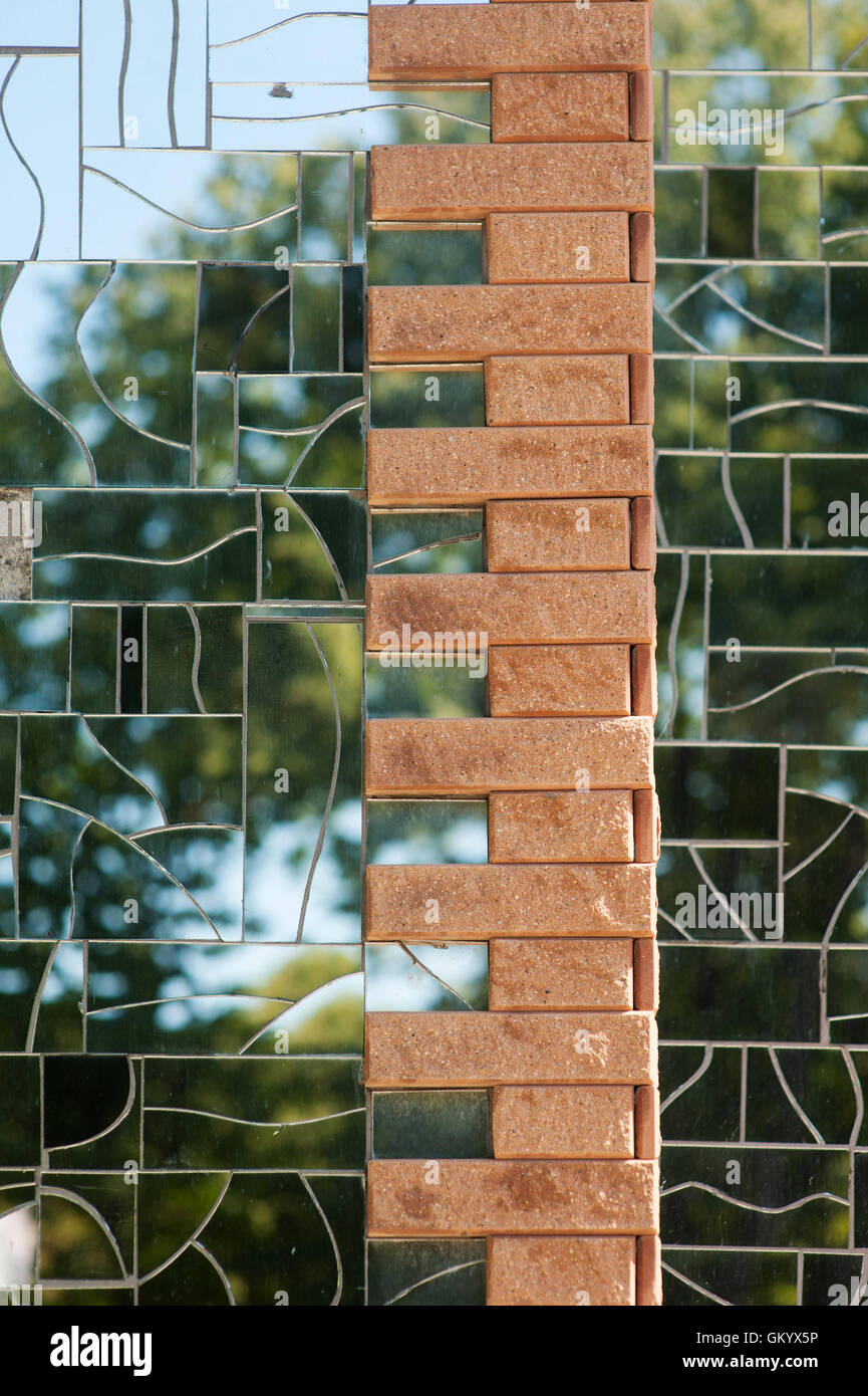 Spiegelwand des Gebäudes mit Backstein-inlays Stockfoto