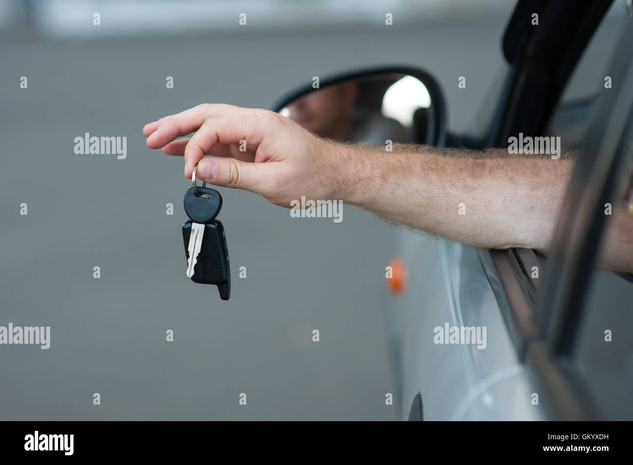 Männer Hand, die einen Schlüssel aus dem Auto symbolisieren Freude Kauf Transport, Gutschrift, fahren Stockfoto