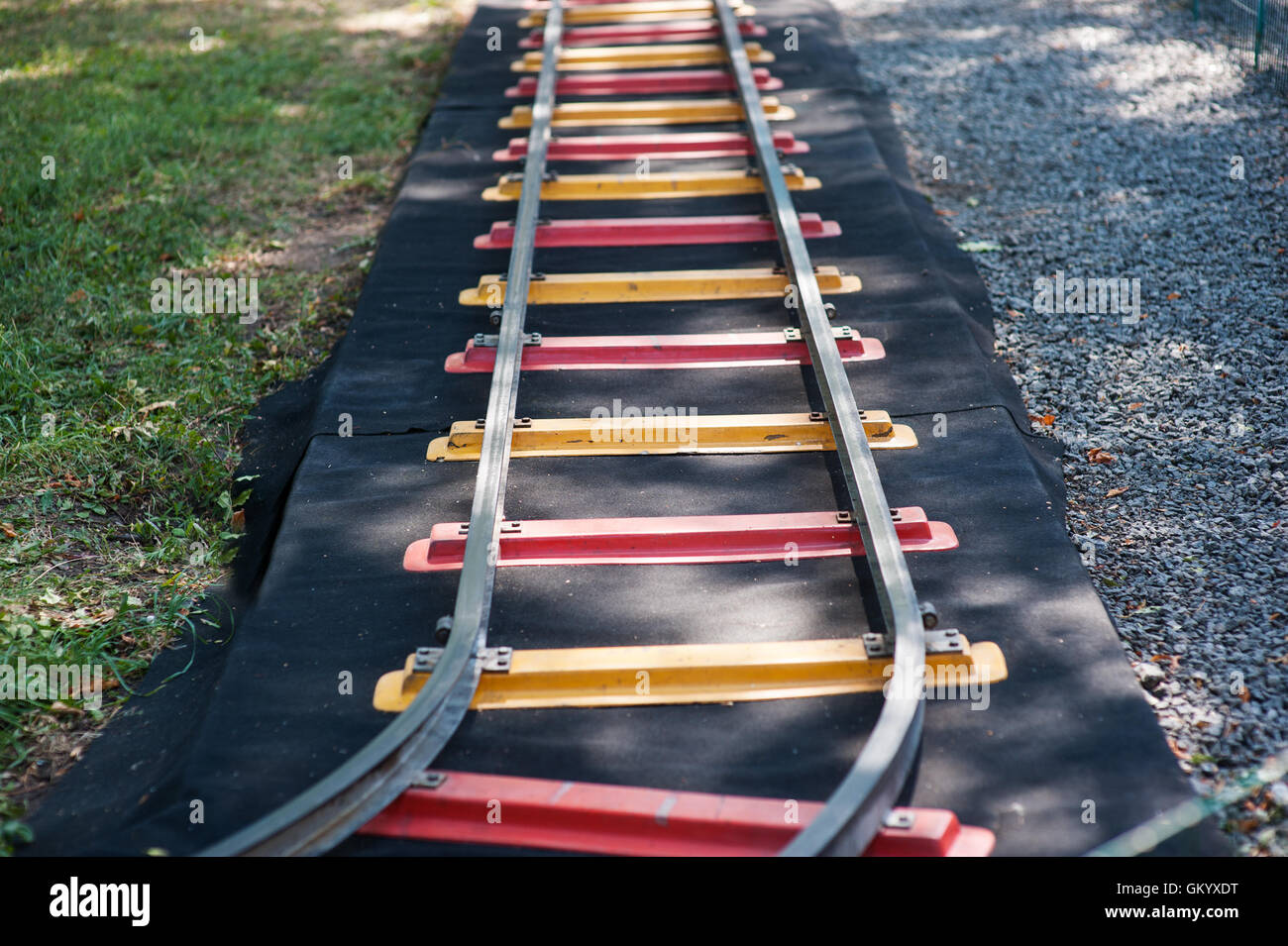 Kinder Mini-Eisenbahn mit bunten Kuppeln im freien Stockfoto