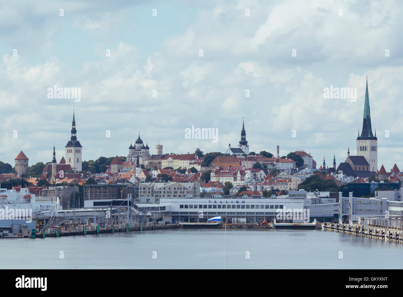 Altstadtblick Tallinn in Estland, aus dem Meer Stockfoto