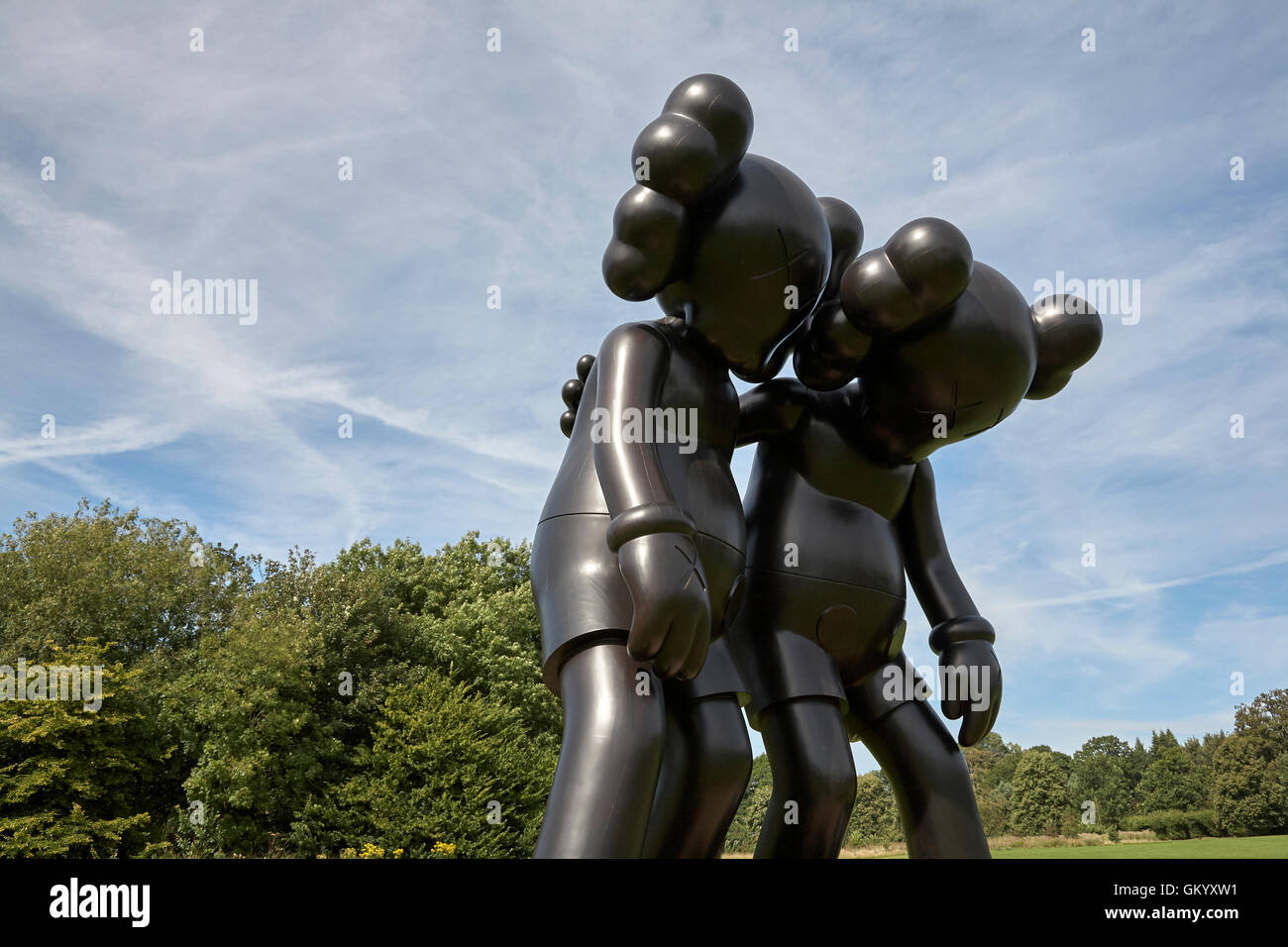 Kaws auf dem Weg schwarz Holzskulptur in Yorkshire Sculpture Park YSP Stockfoto