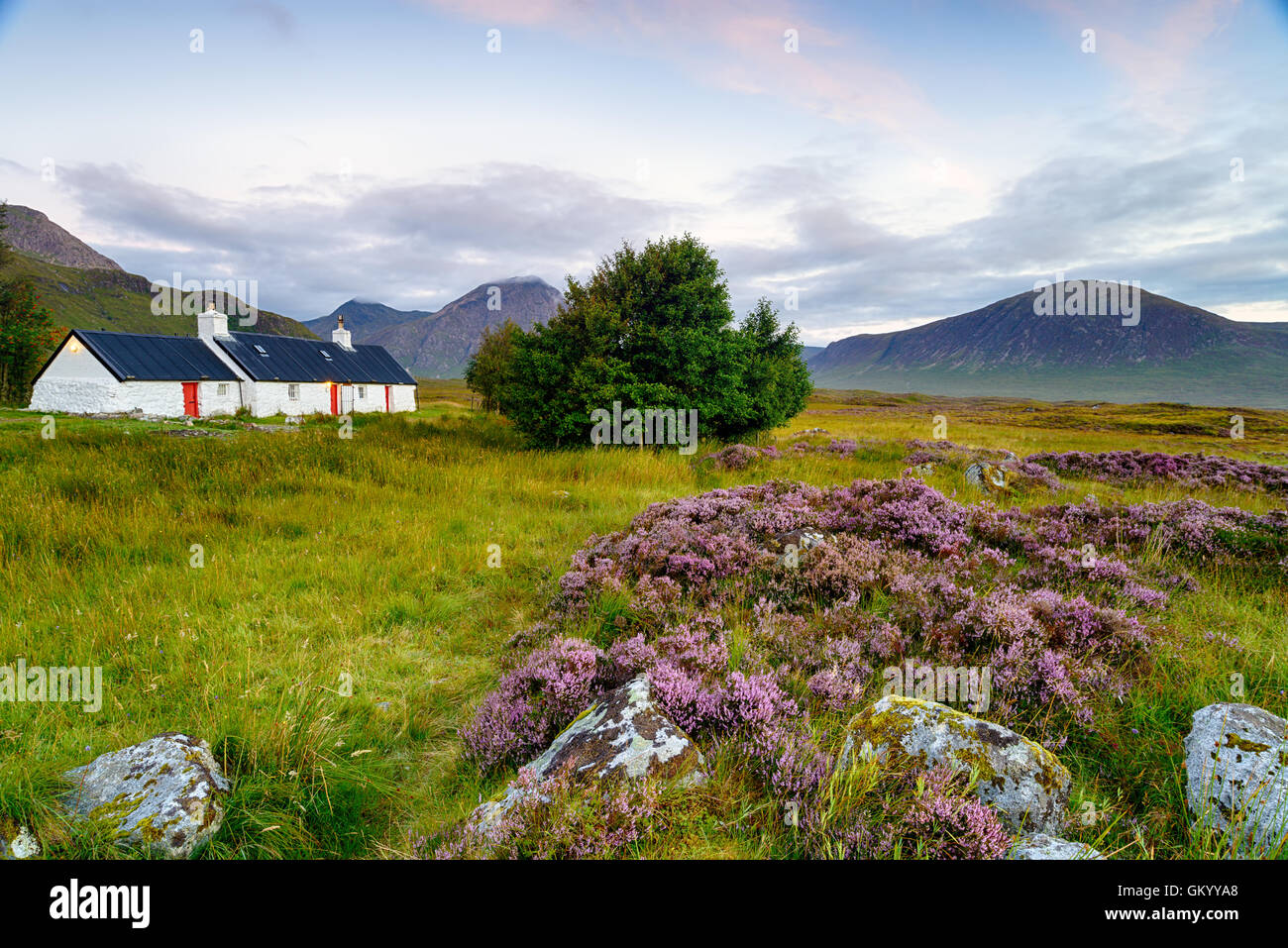 Eine Hütte in den Bergen bei Glencoe in Schottland Stockfoto