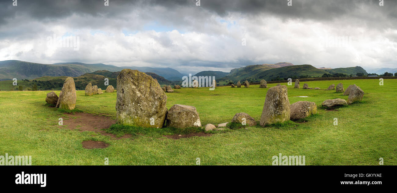 Ein Panroamic Blick auf stürmischen Tag am Castlerigg Stone Circle in der Nähe von Keswick in Cumbria Stockfoto