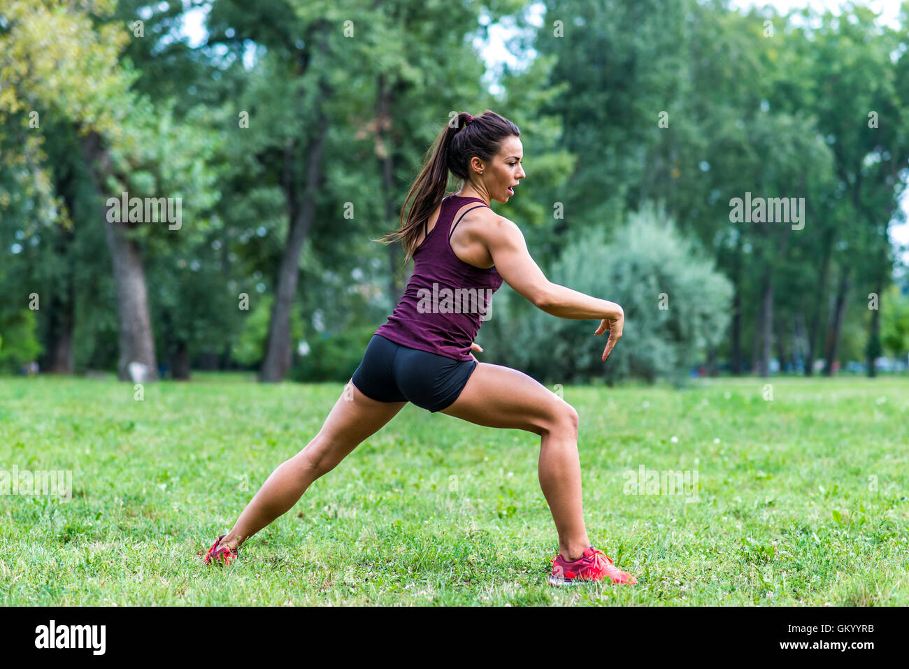 Junge Frau, die die Übungen in einem park Stockfoto