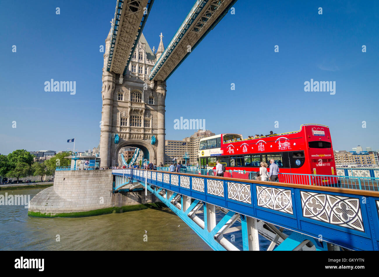 London-Tour-Bus auf Tower Bridge Stockfoto