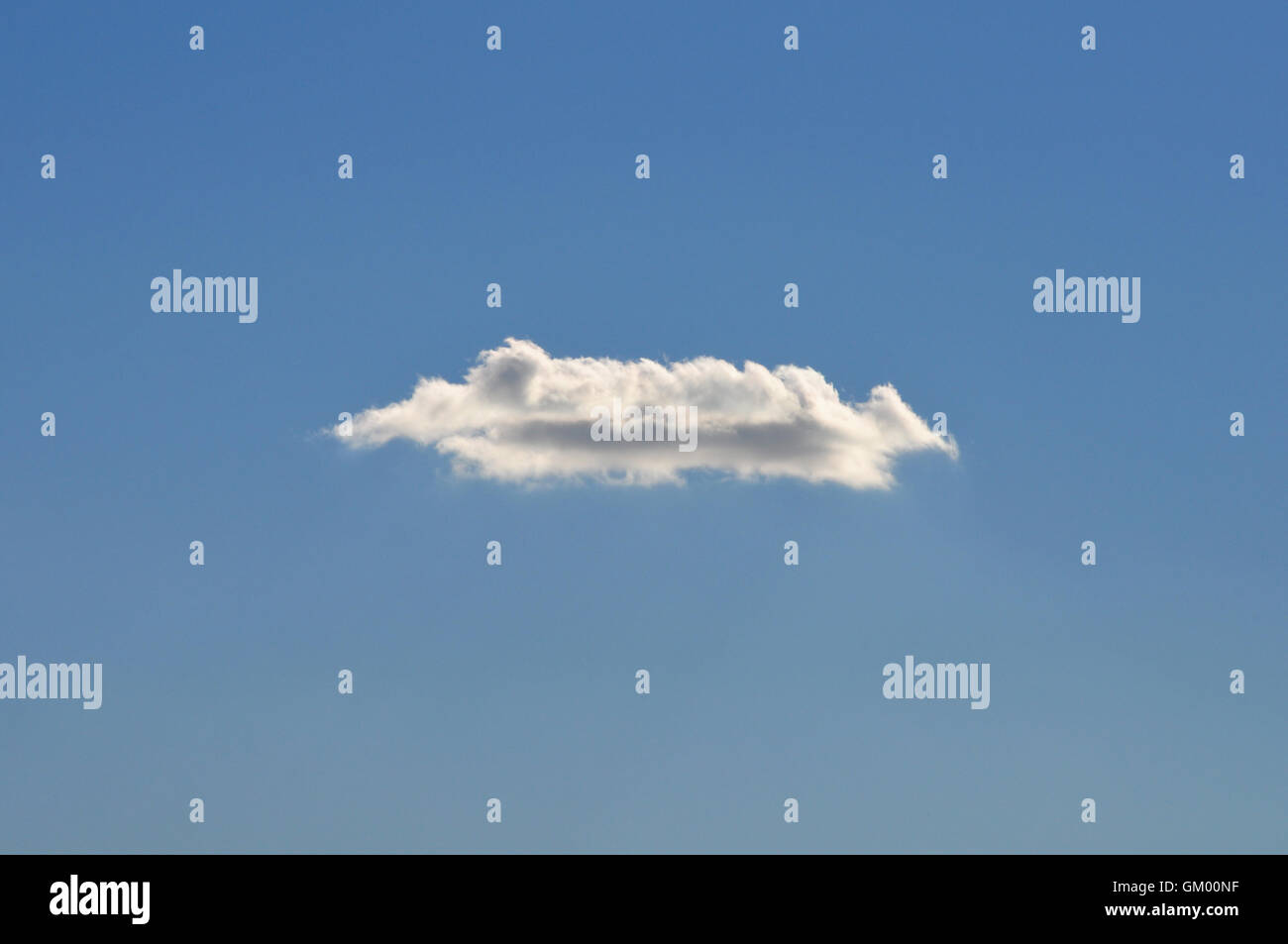 Klarer blauer Himmel und weiße Wolke an einem sonnigen Tag. Schönes Wetter. Stockfoto