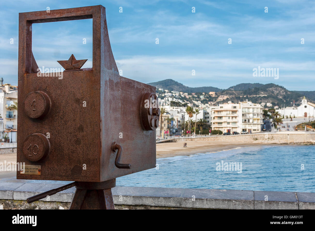 "Postal de Sitges" Skulptur von Joan Iriarte mit Blick auf Playa de San Sebastian, Sitges, Katalonien, Spanien Stockfoto