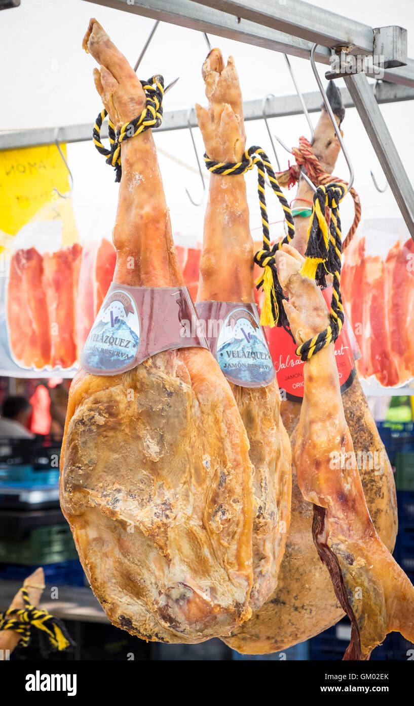 Geheilt von Sarrano Ham zum Verkauf im Markt der Altstadt von Alcudia, Mallorca / Mallorca Stockfoto