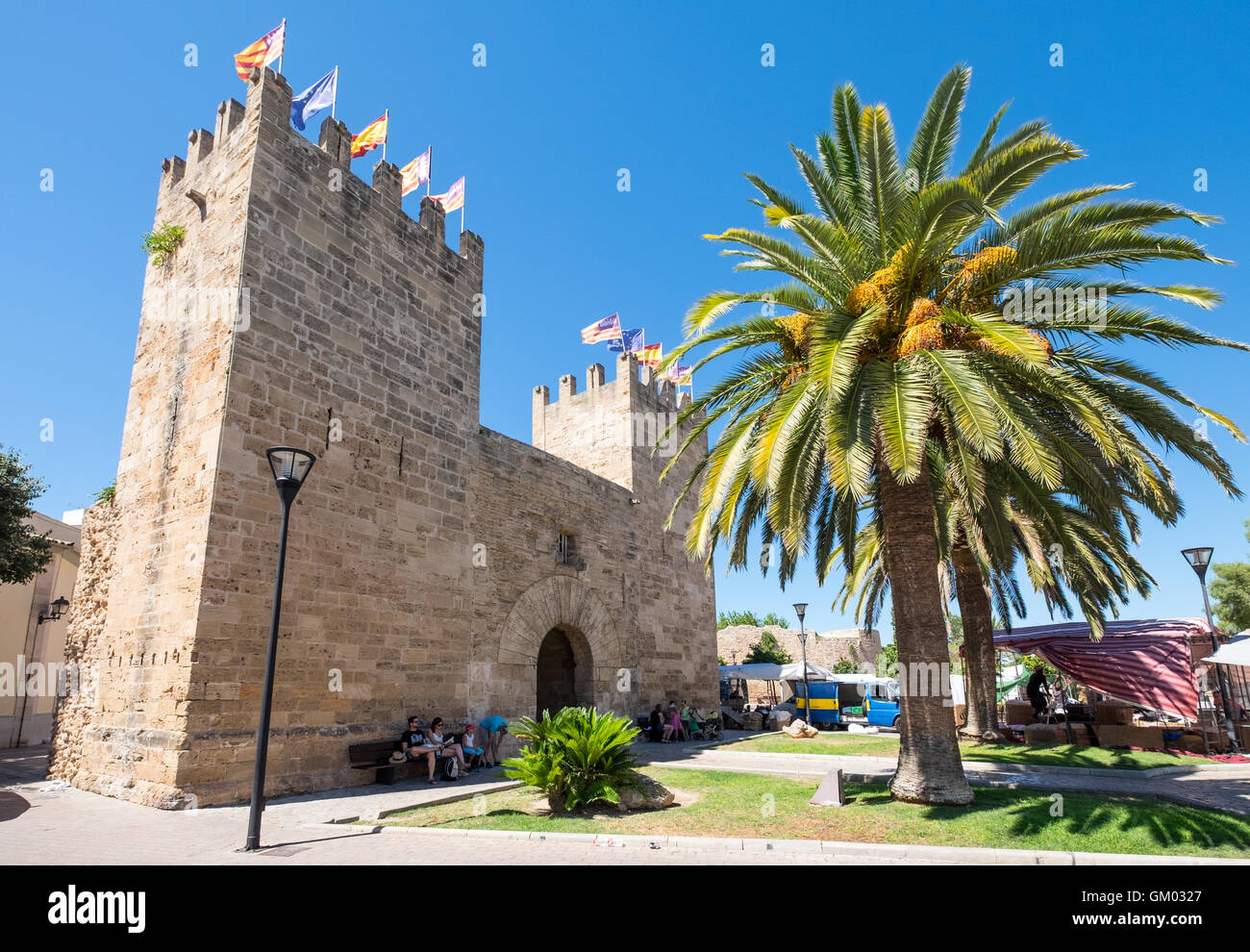 Tor der Xara-Hafen, Altstadt von Alcudia, Mallorca / Mallorca Stockfoto