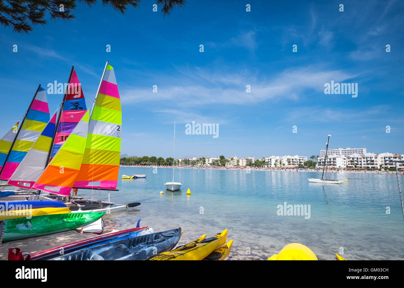 Segelboote am Strand von Alcudia, Puerto de Alcudia, Mallorca-Mallorca-Balearen-Spanien Stockfoto