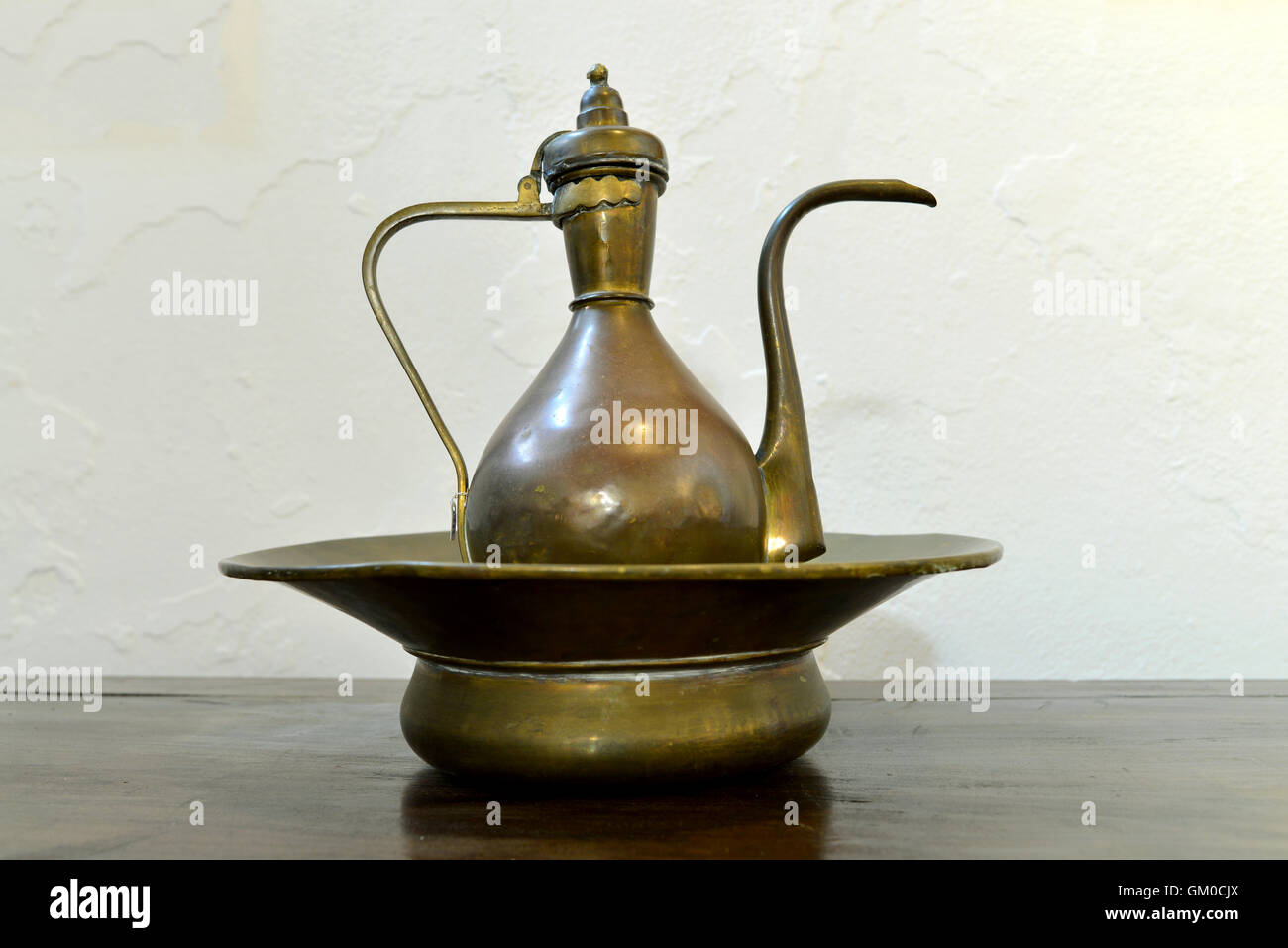 Antike griechische Waschbecken und Krug über weiße Wand Stockfoto