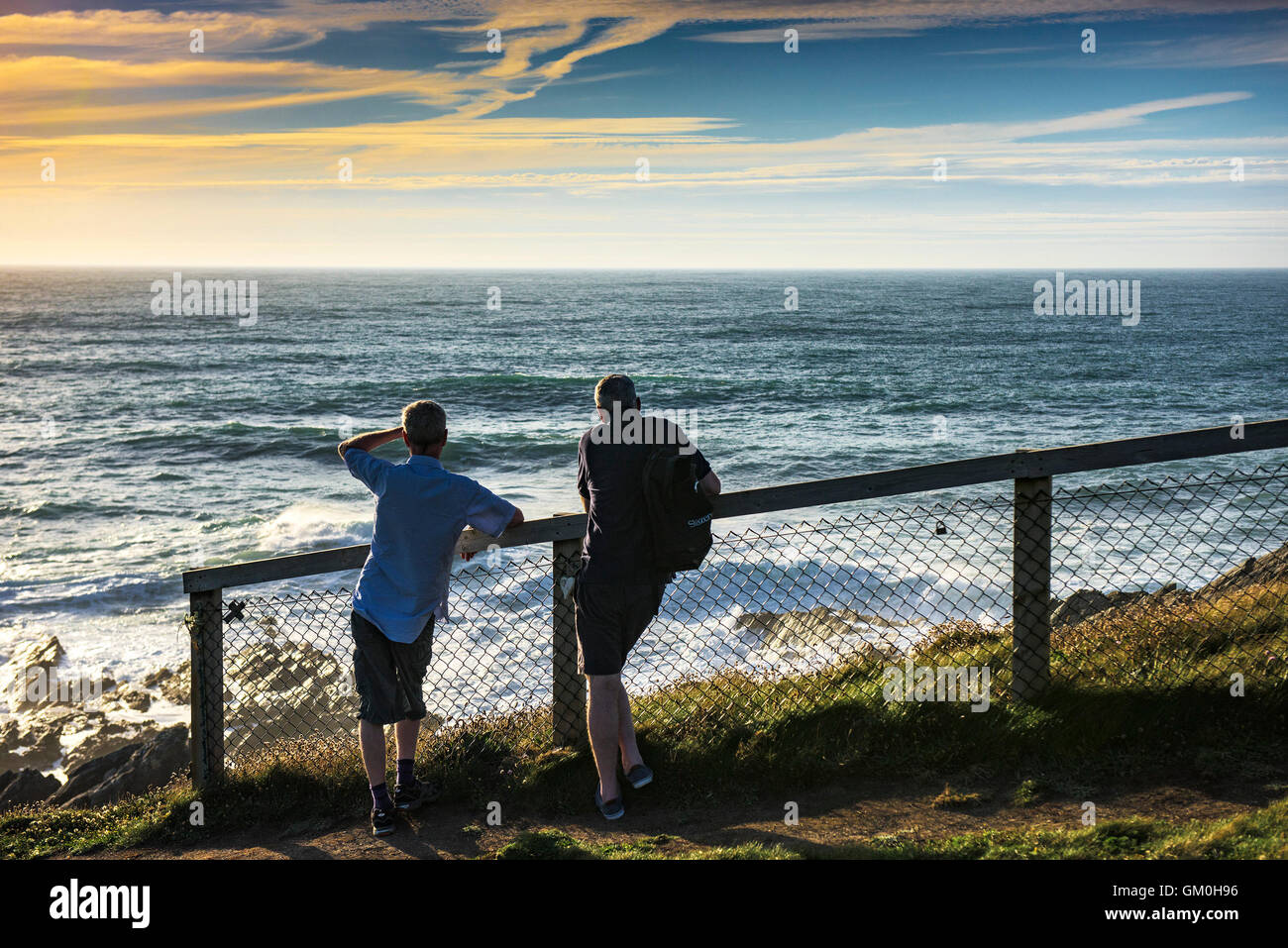 Touristen genießen die Aussicht vom Towan Landzunge in Newquay, Cornwall. Stockfoto
