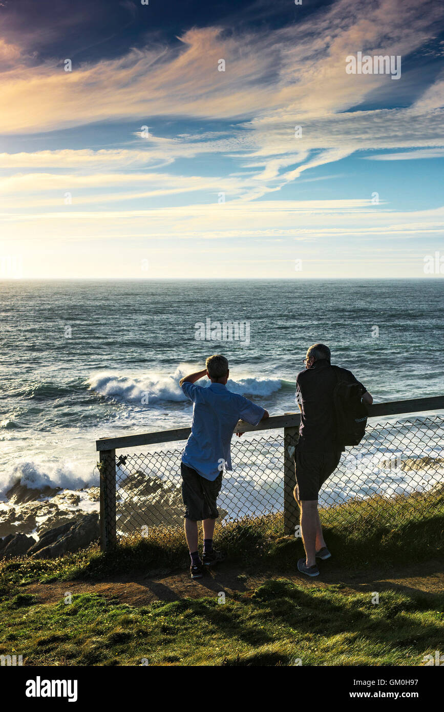 Touristen genießen die Aussicht vom Towan Landzunge in Newquay, Cornwall. Stockfoto