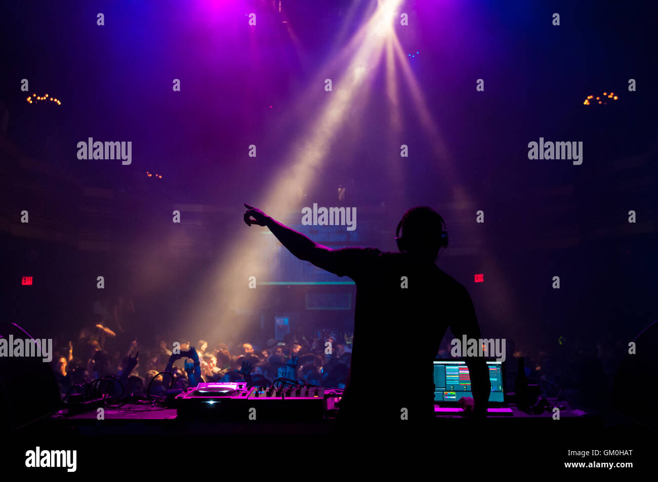 DJ bei einem Konzert durchführen Stockfoto