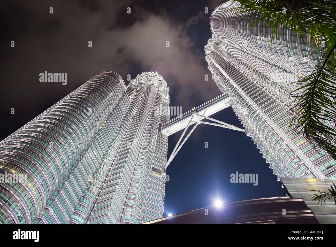 KUALA LUMPUR, MALAYSIA - 29 Februar: Nachtszene von Petronas Twin towers am 29. Februar 2016 in Kuala Lumpur, Malaysia. Stockfoto