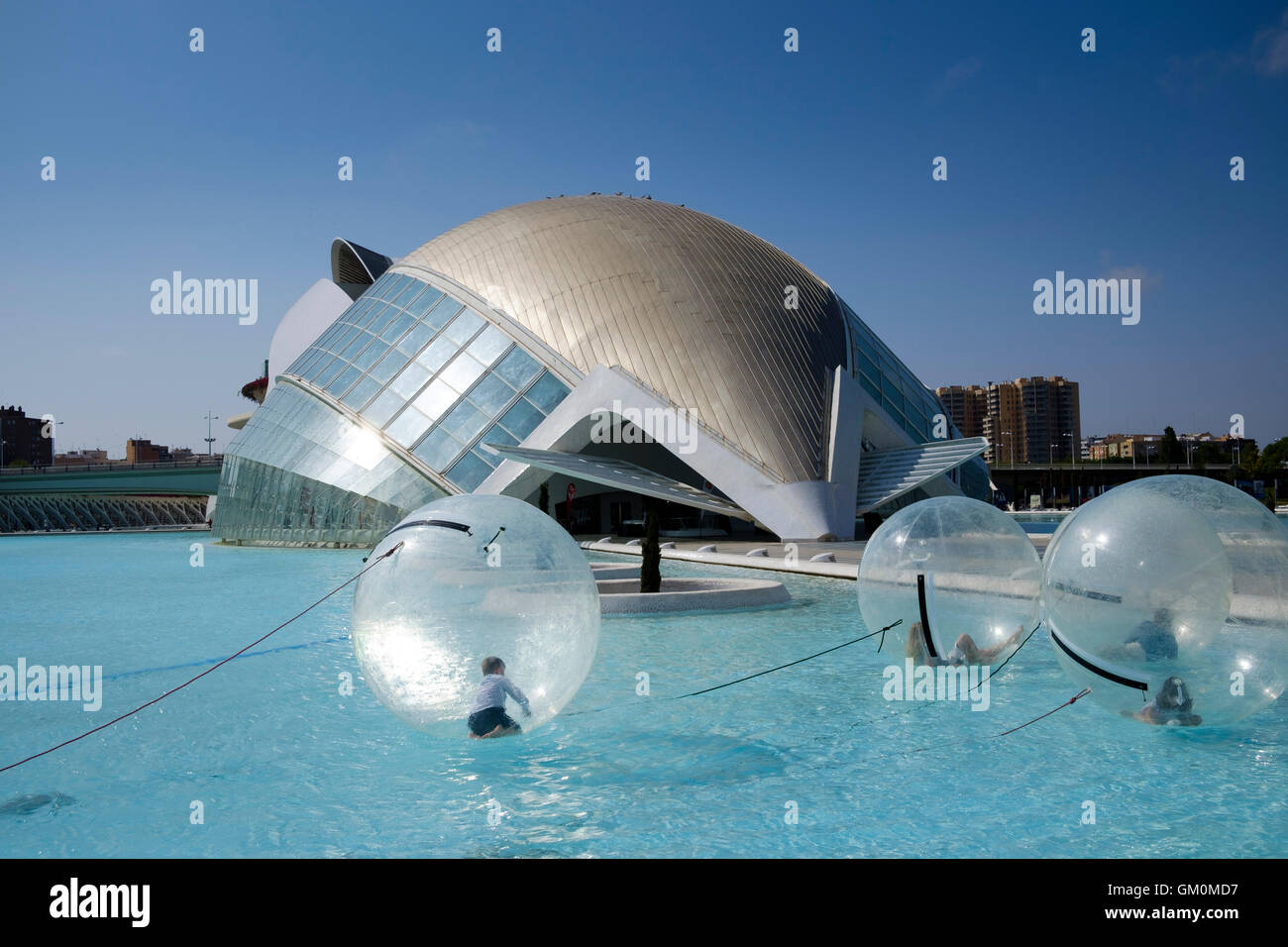 Kinder in einem Wasser gehende Kugel im Wissenschaftspark vor dem Hemisferic iMax Gebäude in Valencia Stockfoto