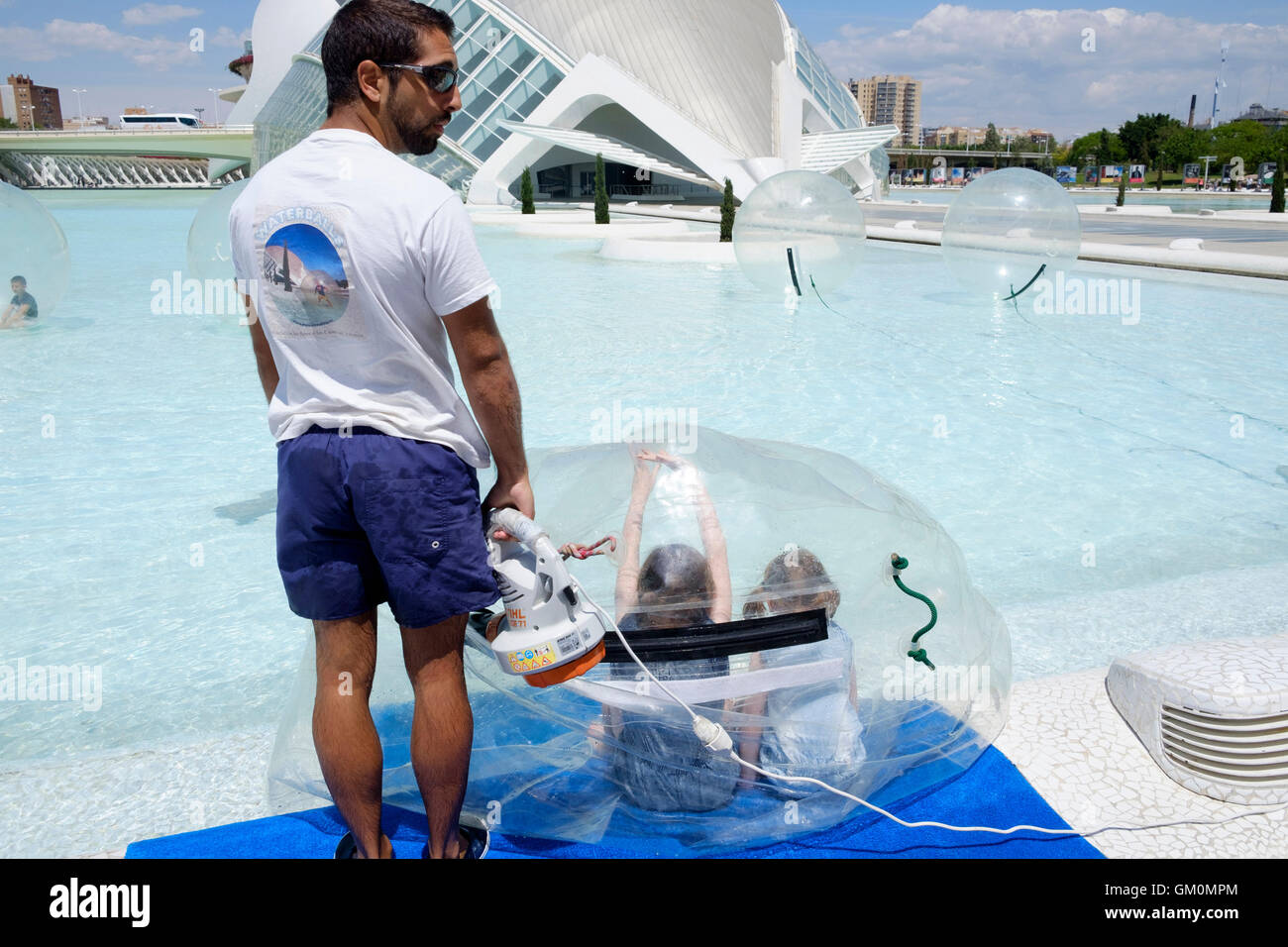 Personal aufblasen Wasser zu Fuß Ball mit Kindern im Wissenschaftspark Valencia Stockfoto