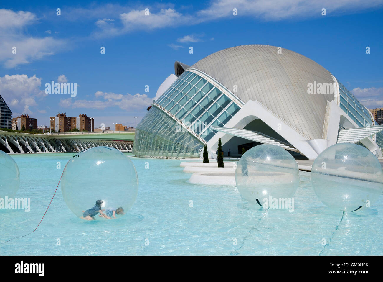 Kinder in einem Wasser gehende Kugel im Wissenschaftspark vor dem Hemisferic iMax Gebäude in Valencia Stockfoto