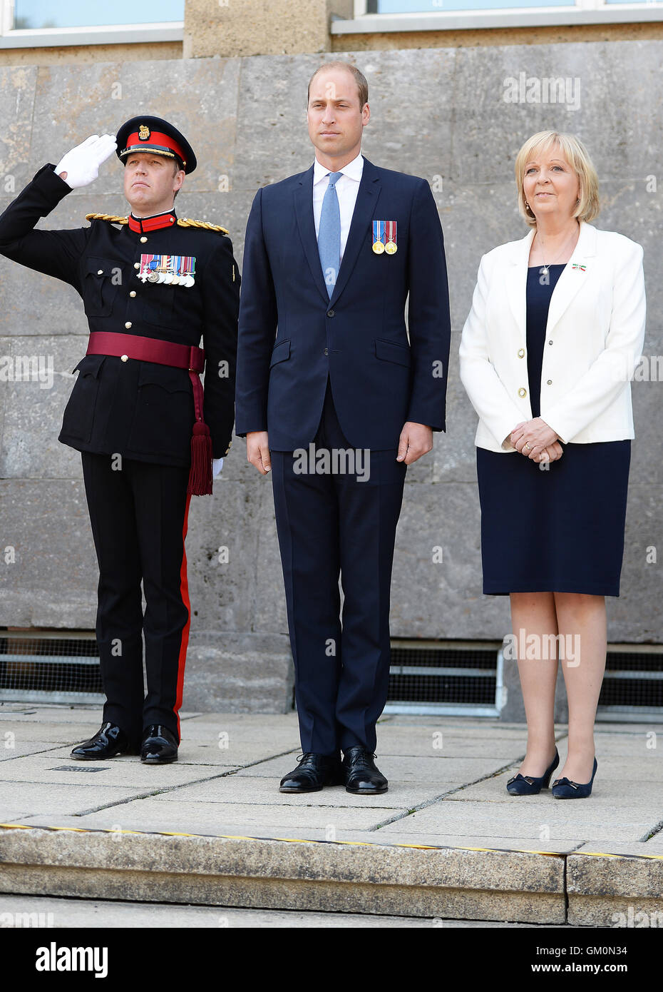 Der Herzog von Cambridge (Mitte) während einer Militärparade der britischen Streitkräfte Deutschland (BFG) mit Präsident Hannelore Kraft, Minister der NRW-Region Deutschlands, während eines Besuchs in Düsseldorf. Stockfoto