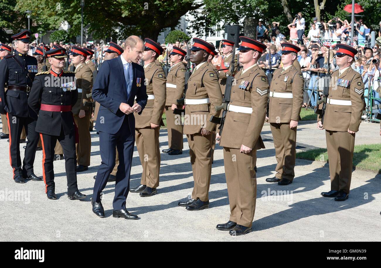 Der Duke of Cambridge während einer Militärparade der britischen Streitkräfte Deutschland (BFG), bei einem Besuch in Düsseldorf. Stockfoto