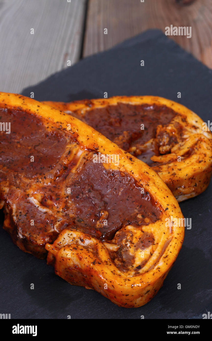 Lammkoteletts auf einer Schiefertafel Stockfoto